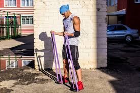 35岁哈登诈伤疑云？带伤轰29+6+6创1.8倍负荷奇迹！尼克斯防守被他三分雨浇透